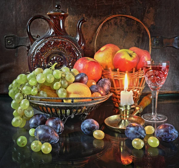 Bodegón con fruta en un jarrón, una copa de vino y una vela — Foto de Stock