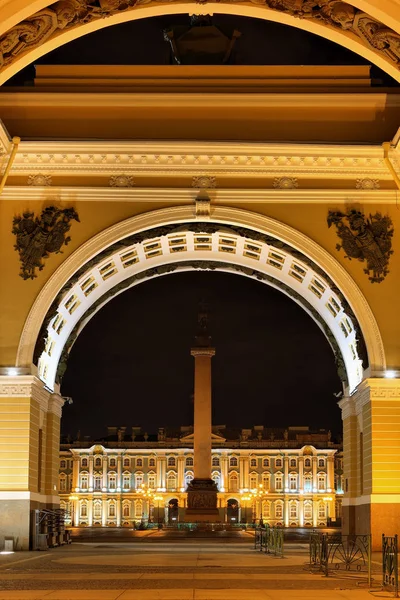 Oblouk budovy generálního štábu, s výhledem na náměstí — Stock fotografie