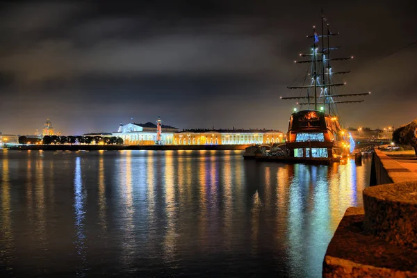 Vista nocturna de la Isla Vasilyevsky — Foto de Stock