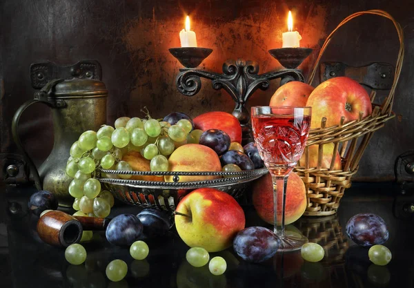 Naturaleza muerta con una jarra anticuaria, una copa de vino y fruta — Foto de Stock