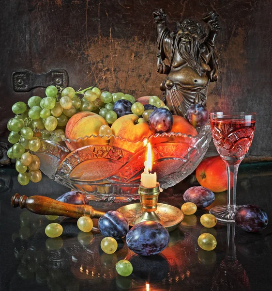 Bodegón con fruta a la luz de las velas en un estilo retro — Foto de Stock