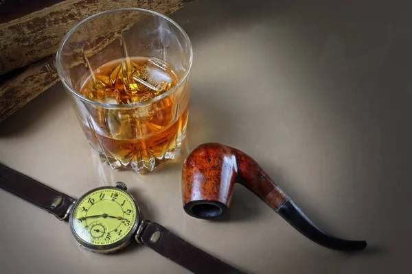 ウイスキー グラスとレトロで喫煙するための管のある静物 — ストック写真