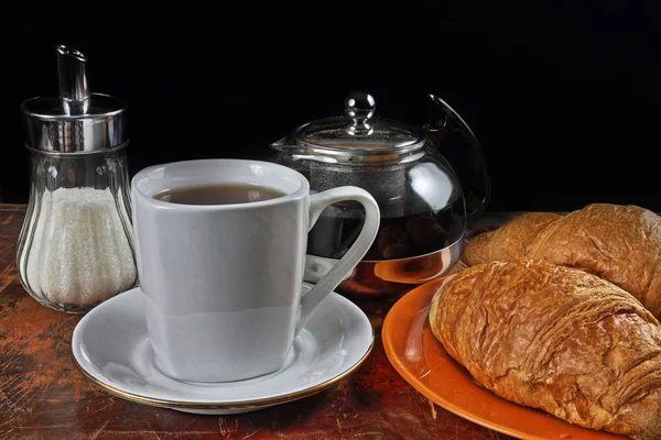 一杯の紅茶とクロワッサンのある静物 — ストック写真