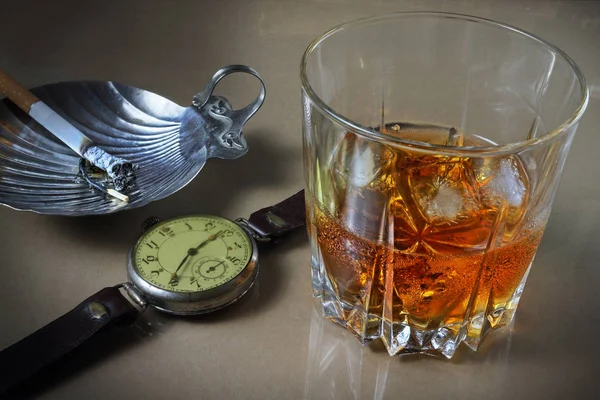 ウイスキー グラスとタバコ レトロなスタイルのある静物 — ストック写真