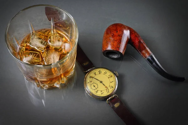 Bodegón con vaso de whisky y tubo para fumar en un retro — Foto de Stock