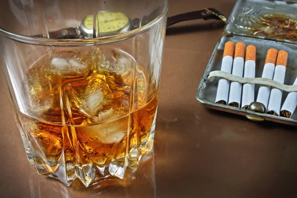 Ποτήρι ουίσκι, ταμπακιέρα με τσιγάρα και ώρες — Φωτογραφία Αρχείου