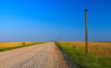 Uzaktan bırakarak köy yolunda