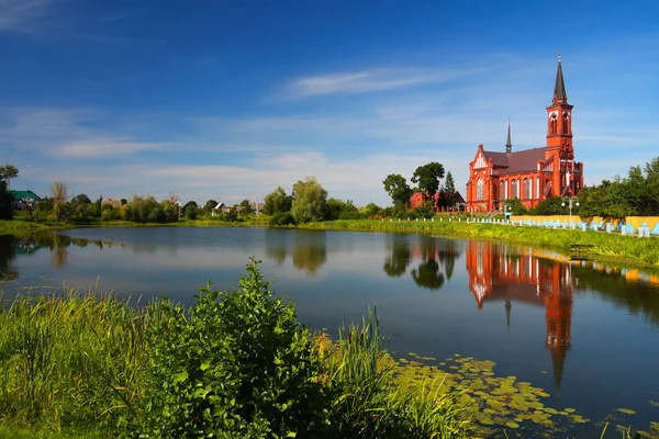 Igreja na margem do lago — Fotografia de Stock