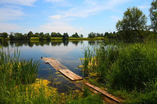 Ruhiger See und Holzbrücke — Stockfoto