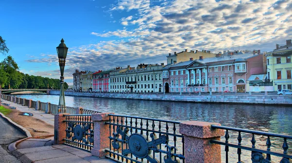 St. Petersburg. Świt nad brzegiem rzeki Fontanka. — Zdjęcie stockowe