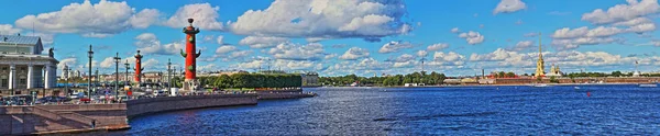 Stort format panorama utsikter över floden Neva i St. Peter — Stockfoto