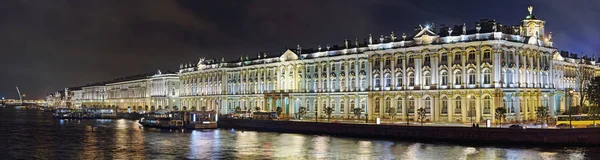 V noci Hermitage v Petrohradu — Stock fotografie