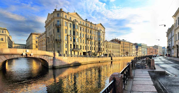 Przekraczania kanału zima i rzeki Moika, w mieście St. Petersbu — Zdjęcie stockowe