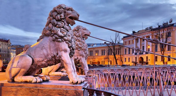 El puente del león en San Petersburgo — Foto de Stock