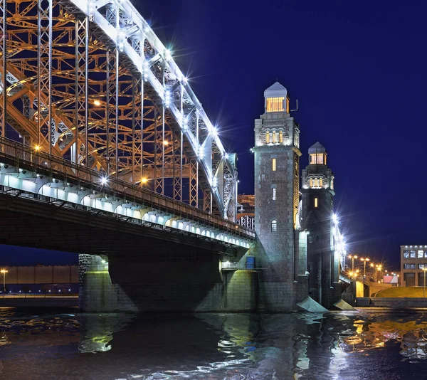 El puente Bolsheokhtinsky en San Petersburgo — Foto de Stock