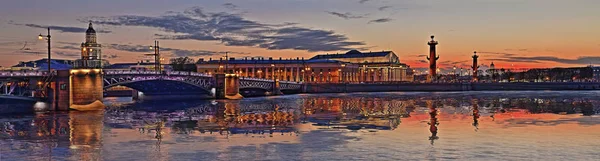 Tükürük St. Petersburg'Vasilyevsky adasının üzerinde düşüş