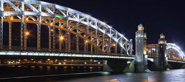 El puente Bolsheokhtinsky en San Petersburgo — Foto de Stock