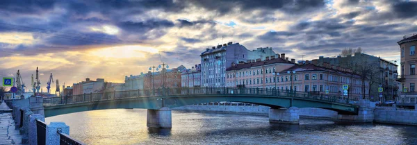 Fontanka rivier Dijk in Sint-Petersburg in de daling van de balken — Stockfoto