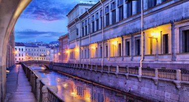 Yangınlar ve alacakaranlık St. Petersburg