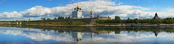 Panorama do Kremlin e Catedral da Trindade em Pskov — Fotografia de Stock