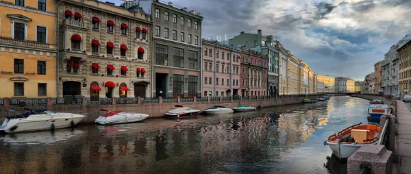 Morgen op de Moika-rivier in Sint-Petersburg — Stockfoto