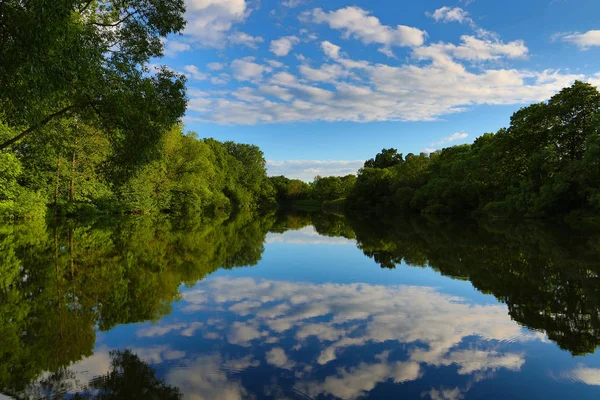 Der Fluss zwischen Bäumen am Sommerabend — Stockfoto