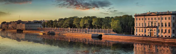 Panorama de uma treliça do jardim de Verão em São Petersburgo — Fotografia de Stock