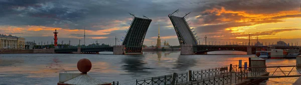 Svítání nad Neva a mosty v Petrohradu — Stock fotografie