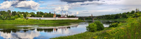 Panorama z pravoslavného kláštera na břehu řeky — Stock fotografie