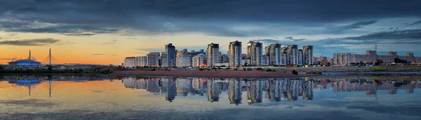 Stadyum ve St. Petersburg yeni binalar üzerinde düşüş