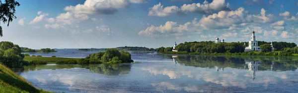 Panorama do rio Volkhov e Yuryev do mosteiro perto de N — Fotografia de Stock