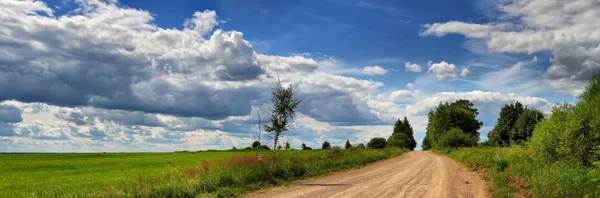 Köy yolunda, bir yaz yatay Panoraması