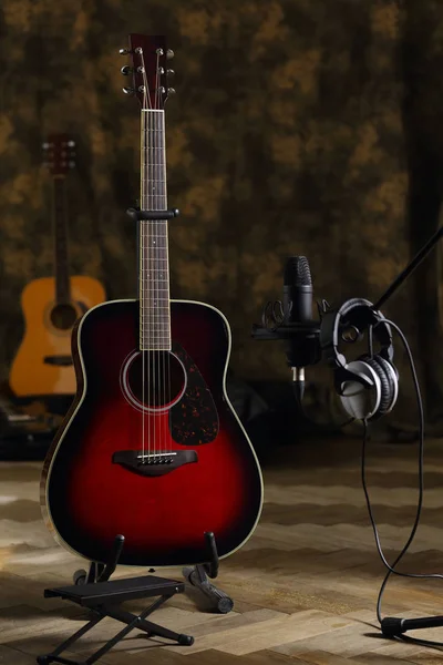 Samenstelling met een gitaar en de microfoon — Stockfoto