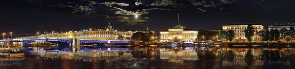 Nacht panorama van Angliyskaya Dijk en Palace Bridge in St — Stockfoto