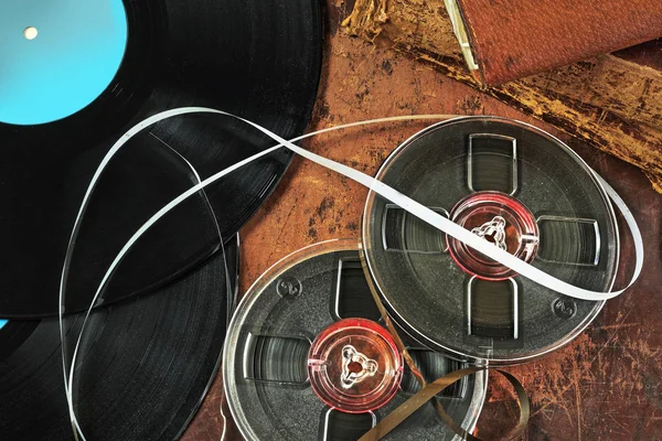 Disques et bandes de gramophone dans un style rétro — Photo