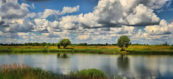 Letní panorama s řekou — Stock fotografie