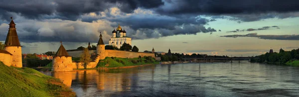 Pskov Kremlin ve Trinity Katedrali Panoraması 