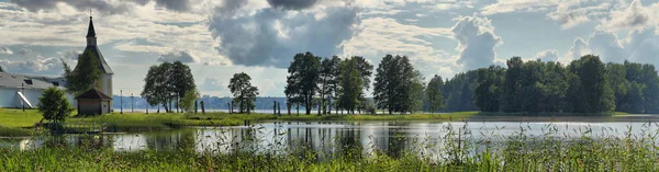 夏天的湖与东正教修道院的全景 — 图库照片