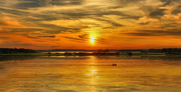 Panorama du coucher du soleil sur la rivière — Photo