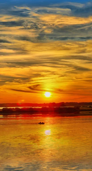 Panorama vertical du coucher de soleil sur la rivière — Photo