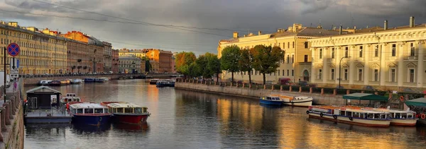 Nascer do sol sobre o rio Fontanka em São Petersburgo — Fotografia de Stock