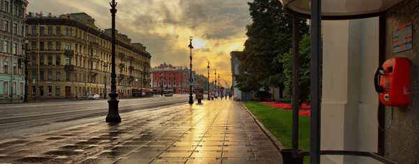 St. Petersburg, Rusya Federasyonu - 16 Eylül 2017 Nevsky Prospe şafak