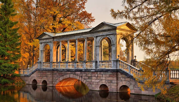 Puente de mármol en el jardín de Catalina en Pushkin — Foto de Stock