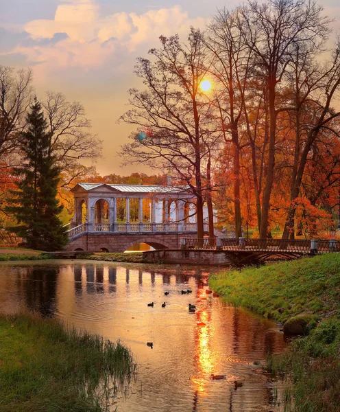 Puente de mármol en Pushkin al amanecer — Foto de Stock
