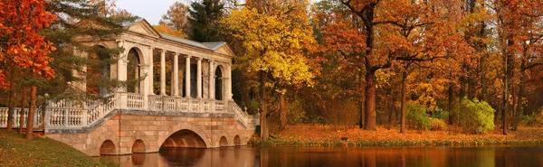 Puente de mármol en el jardín de Catalina en Pushkin — Foto de Stock