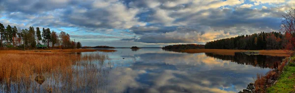 Панорама осеннего озера на закате — стоковое фото