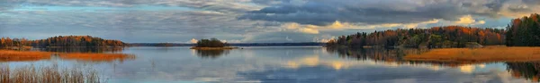 Panorama des Herbstsees bei Sonnenuntergang — Stockfoto