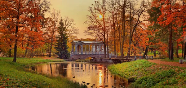 Puente de mármol, Pushkin en el amanecer de otoño — Foto de Stock
