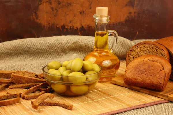 Natura morta con olio d'oliva, olive e pane — Foto Stock