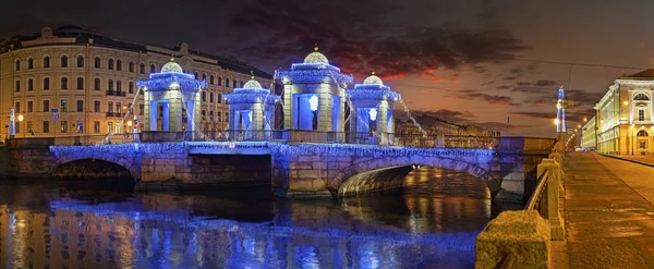 Verlichting van de brug van de Lomonosov naar St.-Petersburg — Stockfoto